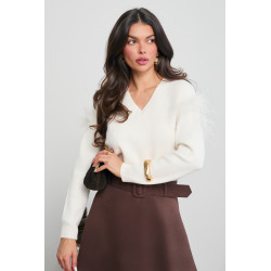 SWETER Z PIÓRAMI NA RAMIONACH