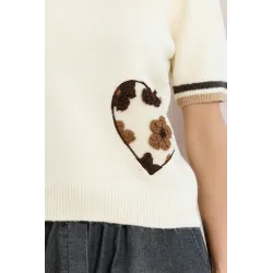 Dzianinowy sweter z krótkim rękawem i pluszowymi naszywkami