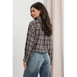 Koszula oversize w kratę z ozdobnymi przypinkami