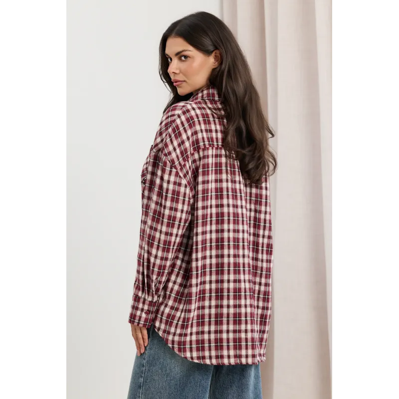 Koszula oversize w kratę z ozdobnymi przypinkami