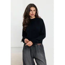Dzianinowy sweter z kokardkami na rękawach