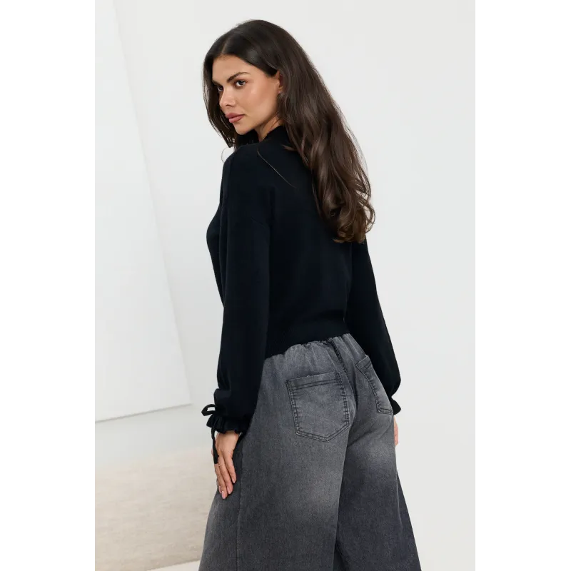 Dzianinowy sweter z kokardkami na rękawach
