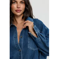 Oversize'owa koszula jeansowa zapinana na guziki
