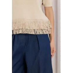 Dzianinowy sweter krótkim rękawem i frędzlami