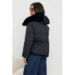 Kurtka puffer ze ściągaczem w talii i futrzanym kołnierzem