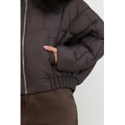 Kurtka puchowa typu bomber z futrem na kapturze