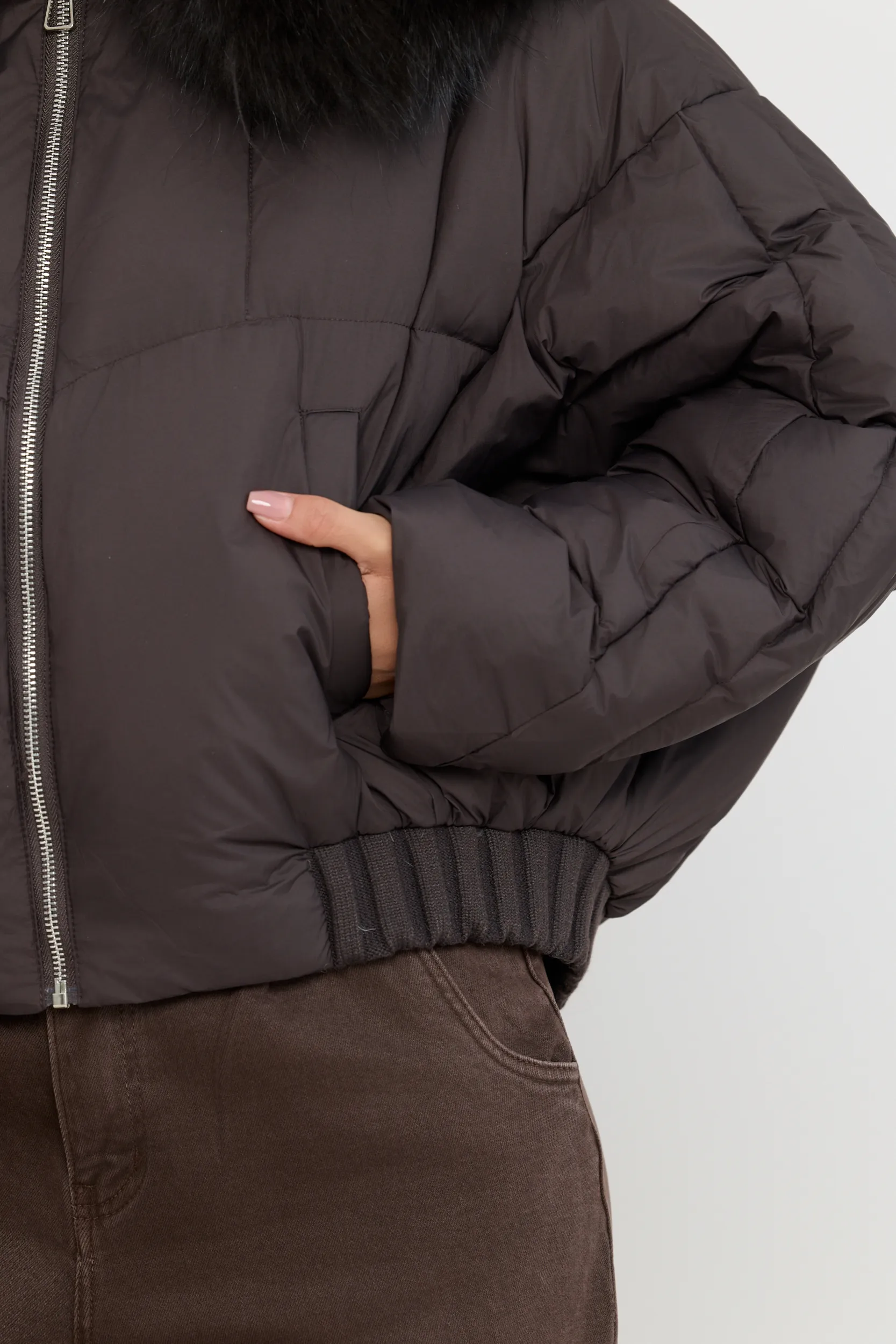 Kurtka puchowa typu bomber z futrem na kapturze