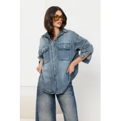 Koszula jeansowa oversize z kieszeniami i naszywką