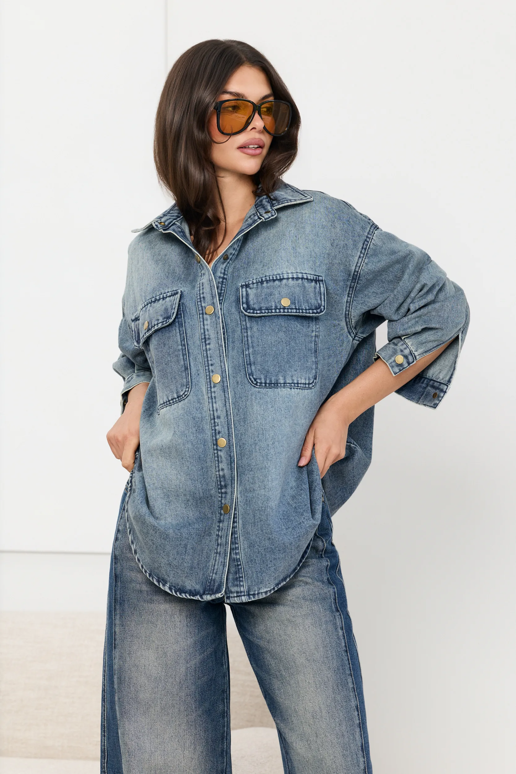 Koszula jeansowa oversize z kieszeniami i naszywką