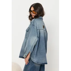 Koszula jeansowa oversize z kieszeniami i naszywką