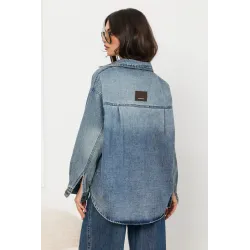 Koszula jeansowa oversize z kieszeniami i naszywką