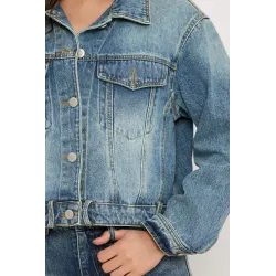Jeansowa kurtka o kroju crop
