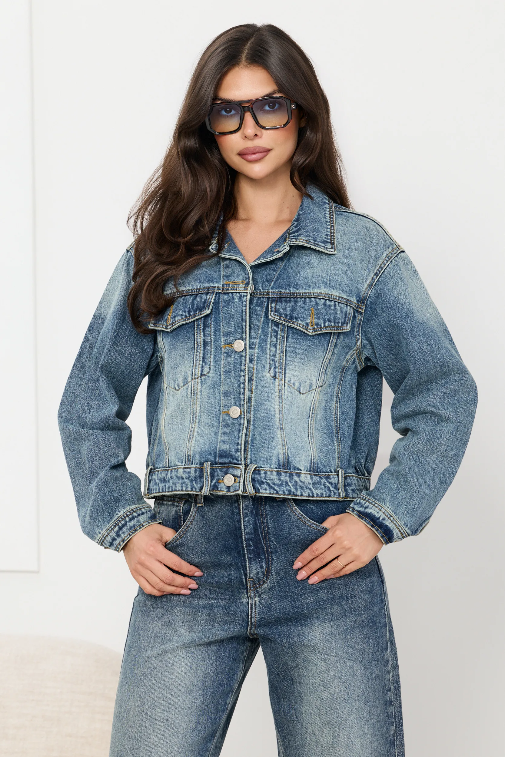 Jeansowa kurtka o kroju crop
