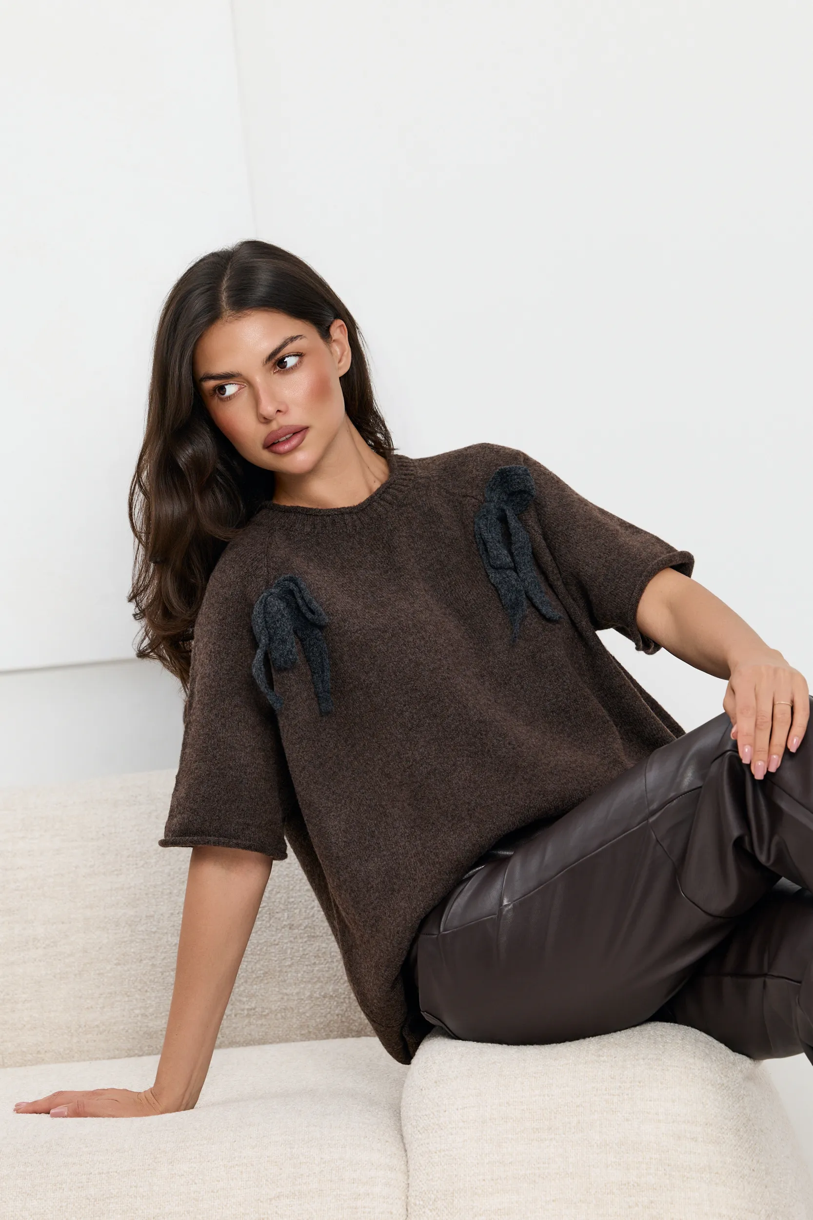 Sweter oversize z krótkim rękawem i ozdobnymi kokardami