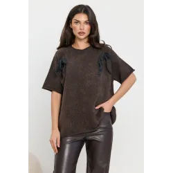 Sweter oversize z krótkim rękawem i ozdobnymi kokardami