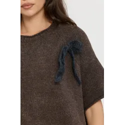 Sweter oversize z krótkim rękawem i ozdobnymi kokardami