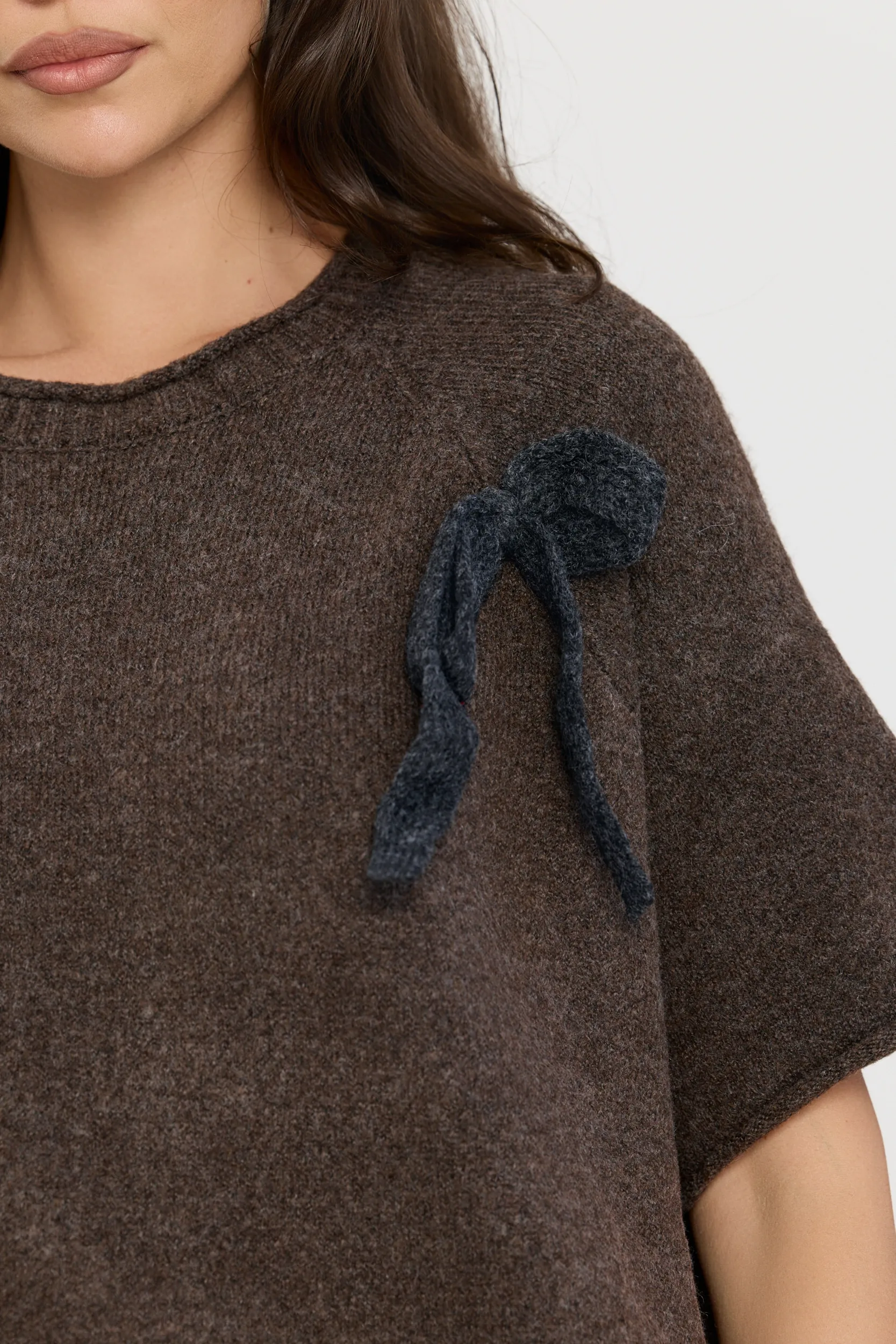 Sweter oversize z krótkim rękawem i ozdobnymi kokardami