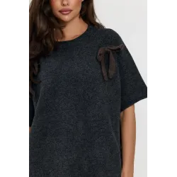 Sweter oversize z krótkim rękawem i ozdobnymi kokardami