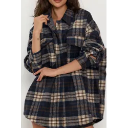 Flanelowa koszula oversize w kratę z naszywanymi kieszeniami