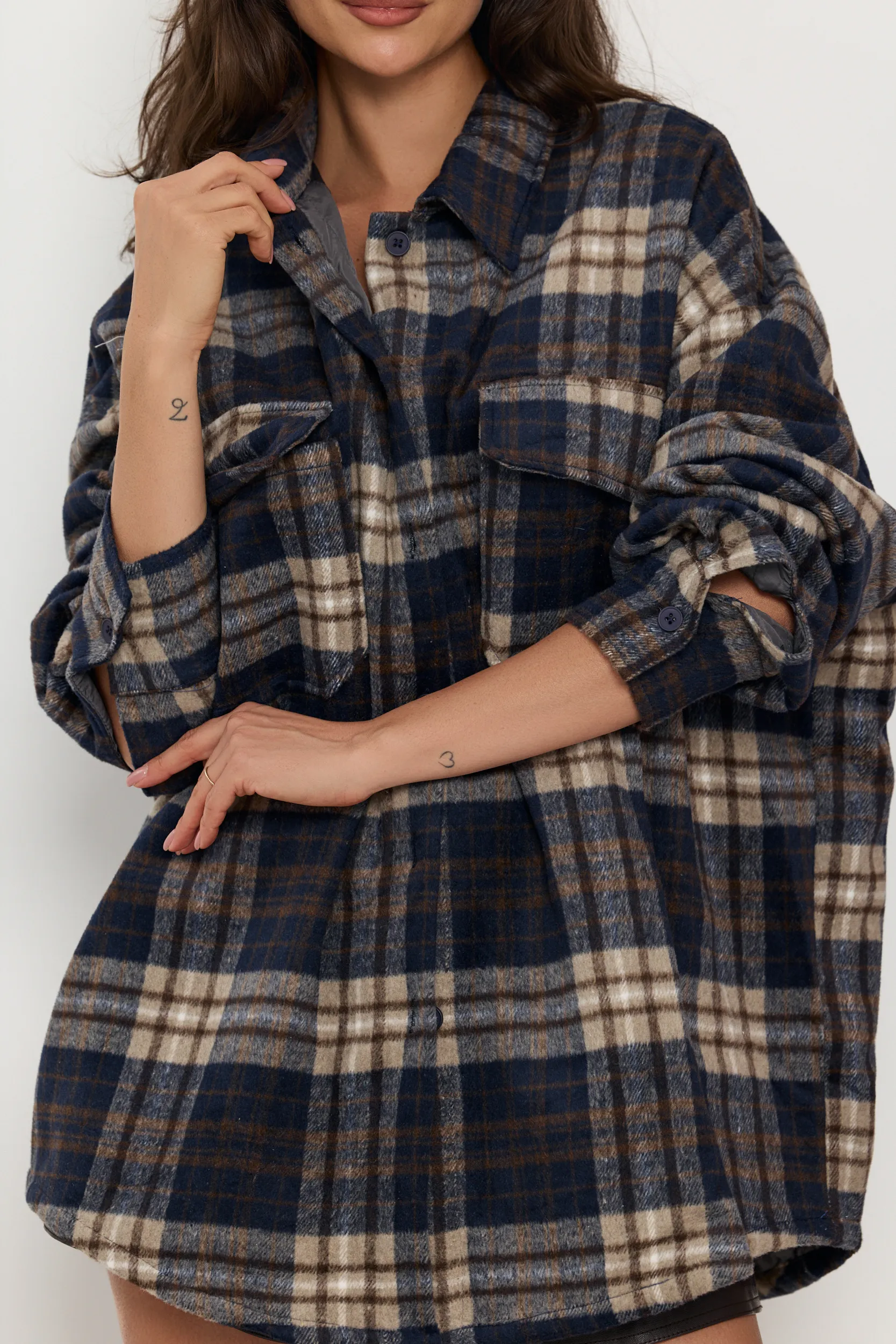 Flanelowa koszula oversize w kratę z naszywanymi kieszeniami