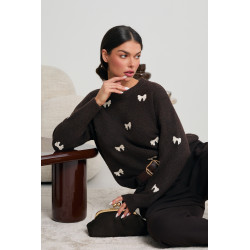 SWETER O LUŹNYM KROJU W KOKARDKI