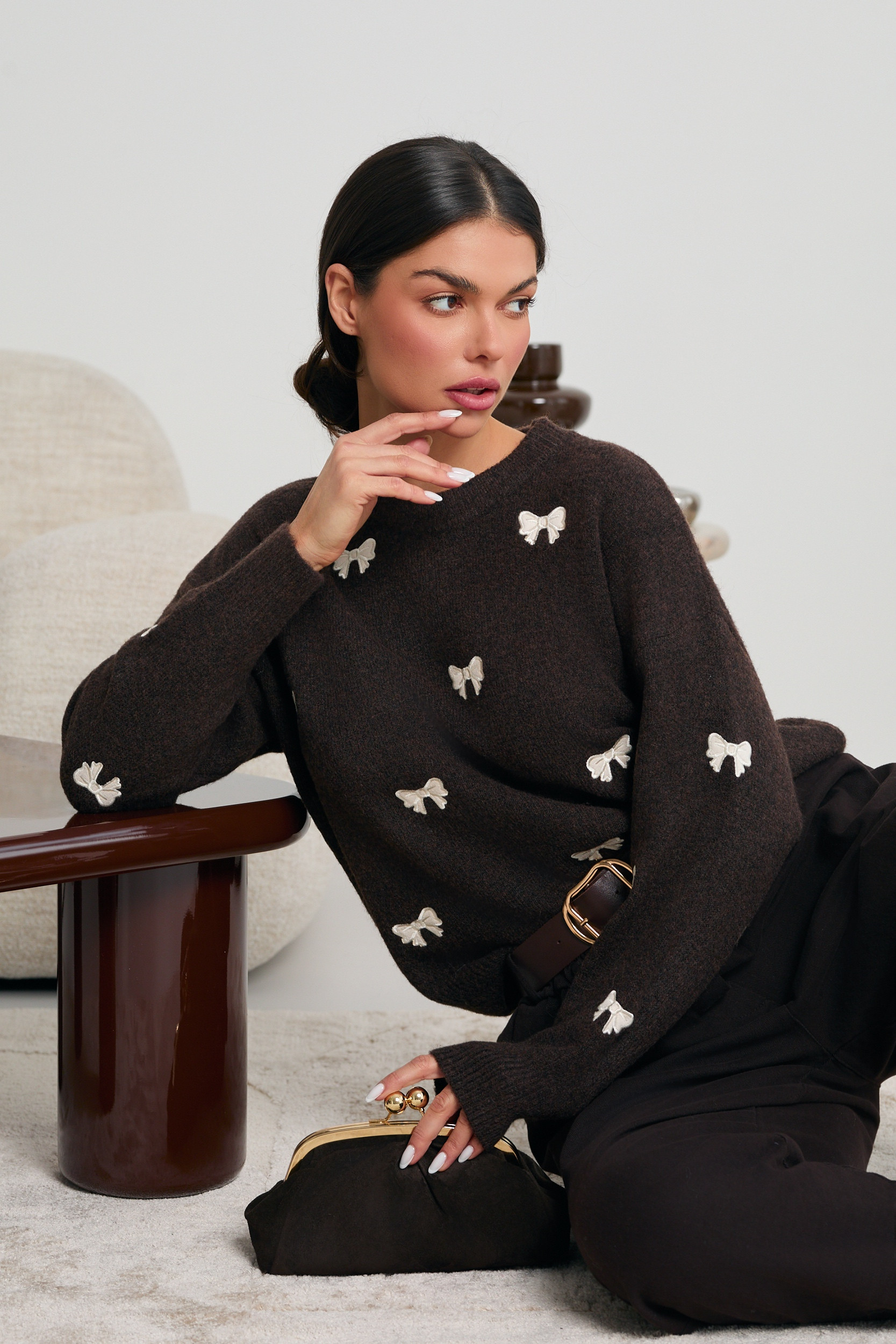 SWETER O LUŹNYM KROJU W KOKARDKI