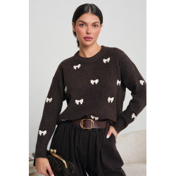 SWETER O LUŹNYM KROJU W KOKARDKI