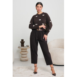 SWETER O LUŹNYM KROJU W KOKARDKI