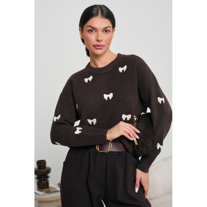 SWETER O LUŹNYM KROJU W KOKARDKI