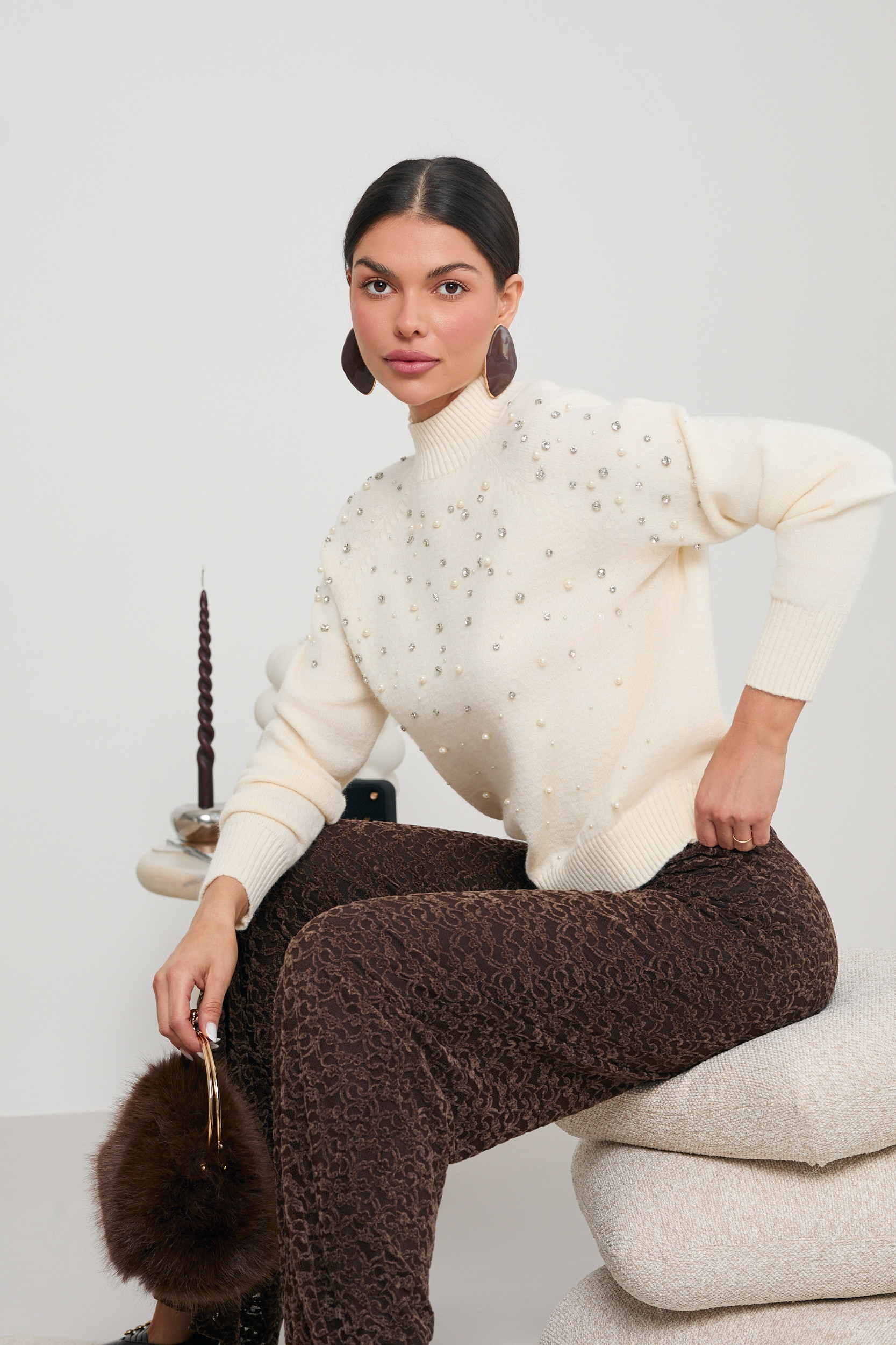 SWETER Z PEREŁKOWO-KRYSZTAŁOWYM ZDOBIENIEM