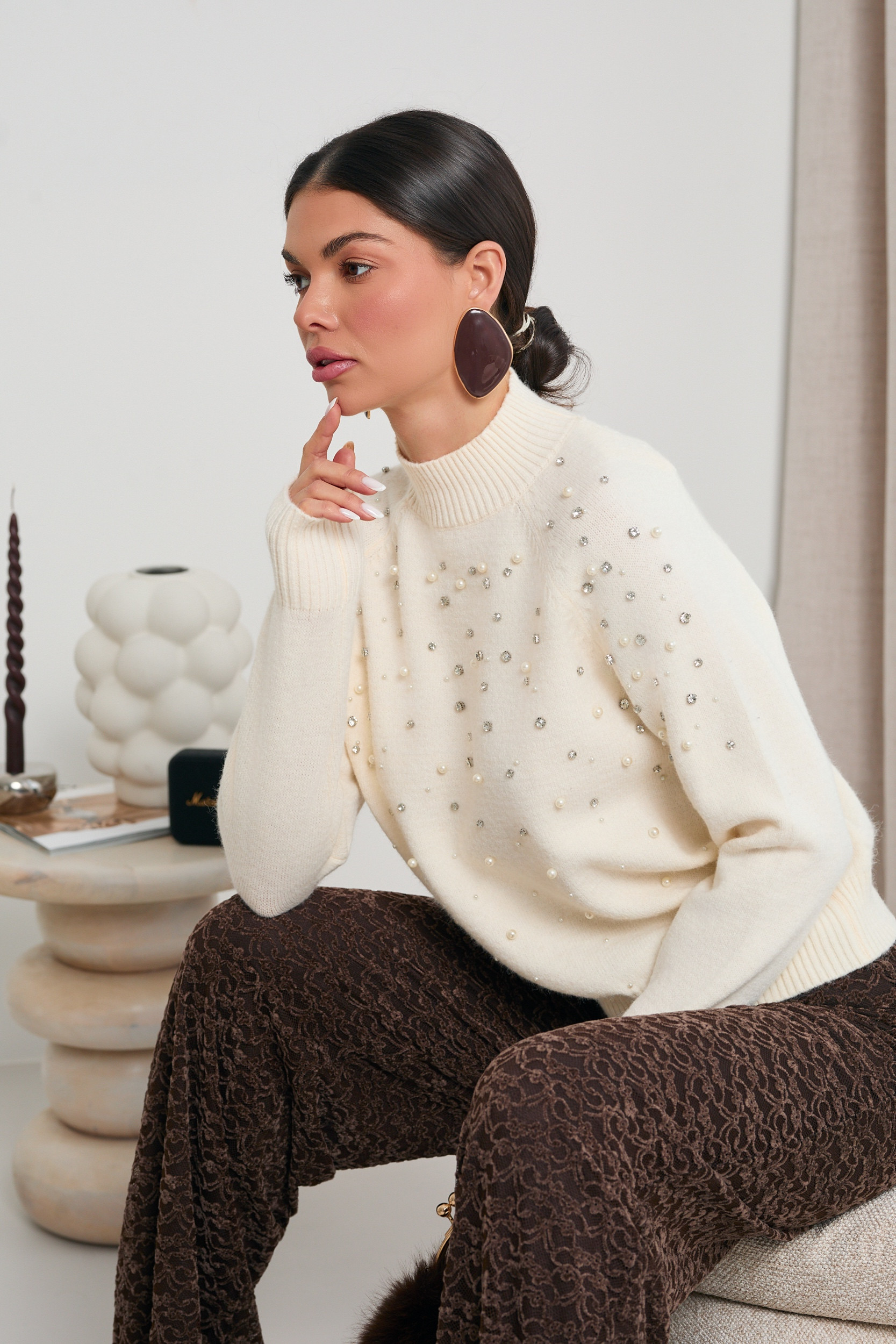 SWETER Z PEREŁKOWO-KRYSZTAŁOWYM ZDOBIENIEM