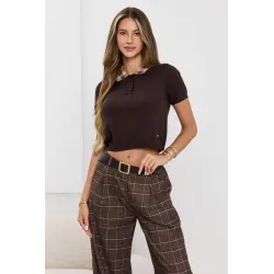 Sweter o kroju crop z kołnierzykiem polo w kratkę