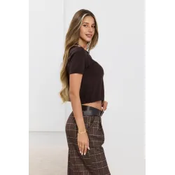 Sweter o kroju crop z kołnierzykiem polo w kratkę