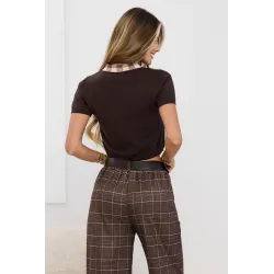 Sweter o kroju crop z kołnierzykiem polo w kratkę
