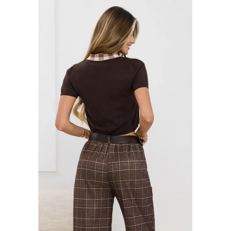Sweter o kroju crop z kołnierzykiem polo w kratkę