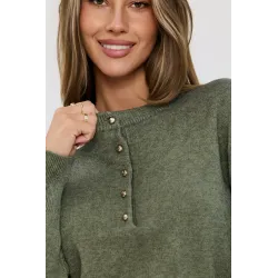 Dzianinowy sweter z guzikami przy dekolcie
