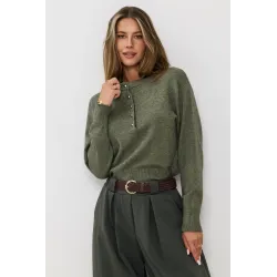 Dzianinowy sweter z guzikami przy dekolcie