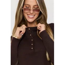 Dzianinowy sweter z guzikami przy dekolcie