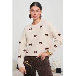 SWETER O LUŹNYM KROJU W KOKARDKI