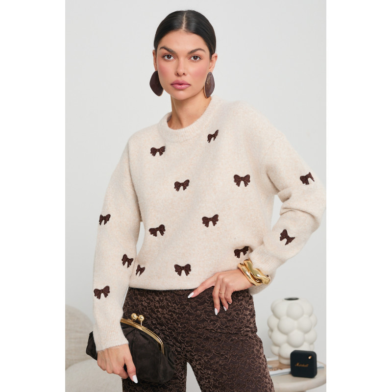 SWETER O LUŹNYM KROJU W KOKARDKI