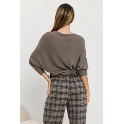 Sweter z rękawami kimono i błyszczącymi drobinkami