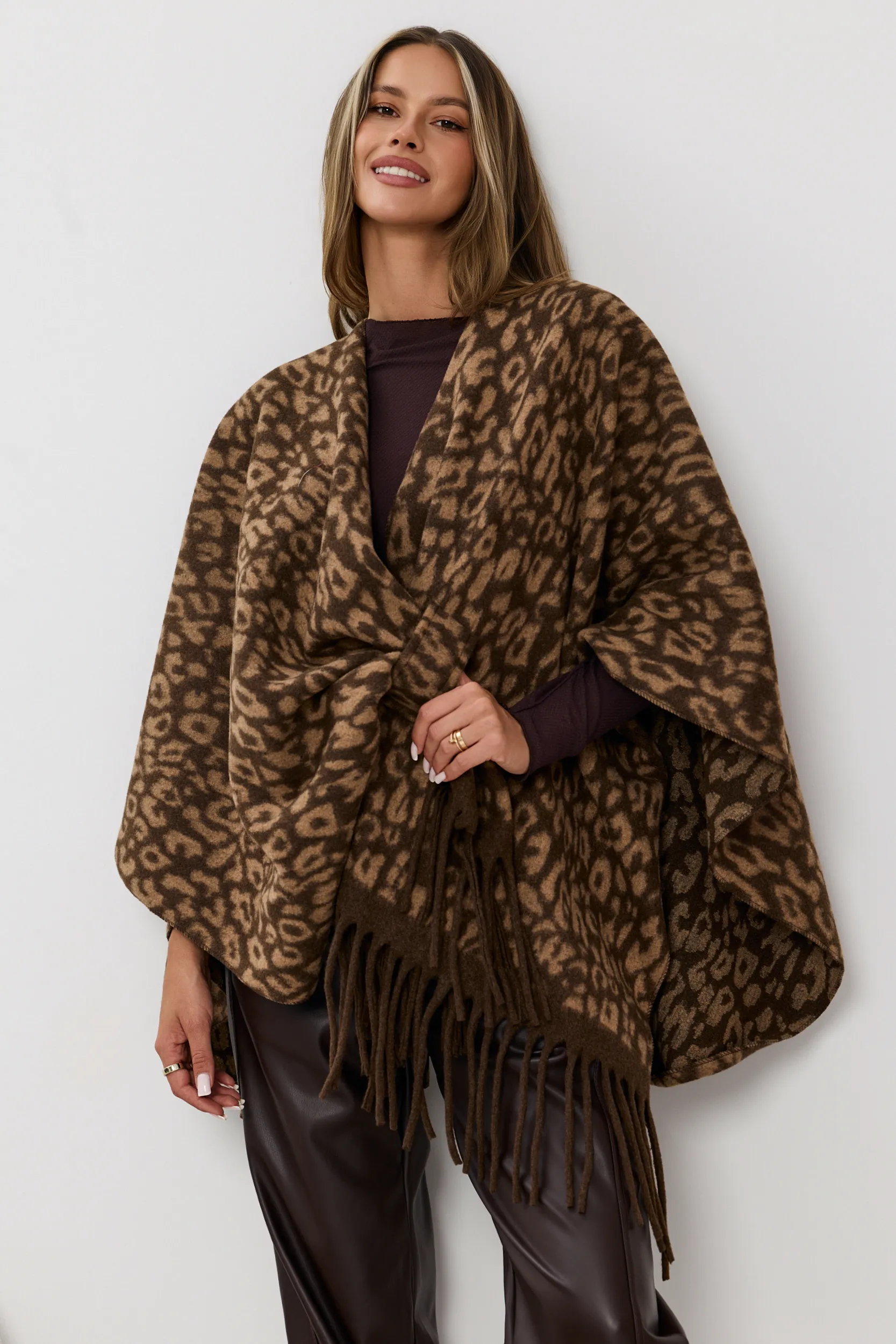 Wzorzyste poncho w panterkę z frędzlami