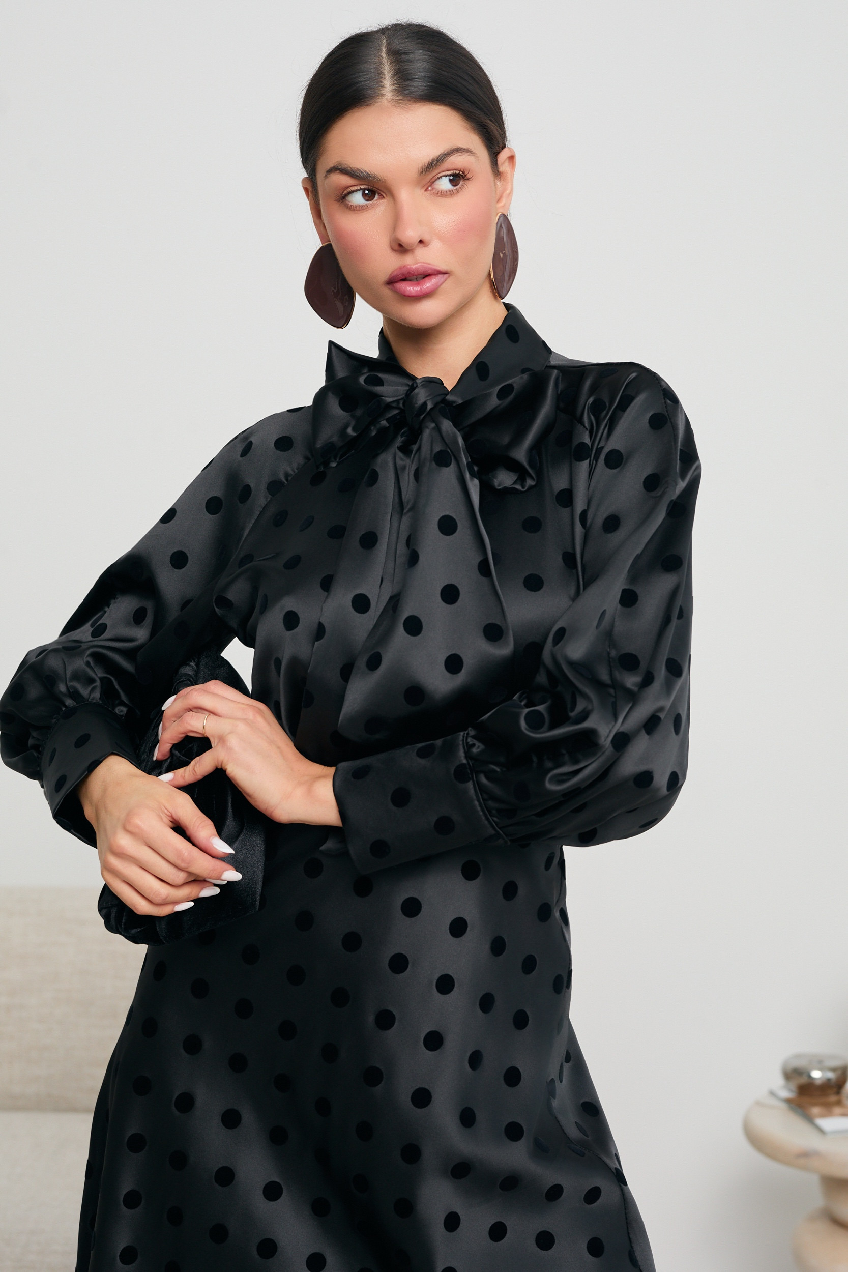 SATYNOWA BLUZKA W GROCHY Z WIĄZANIEM