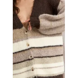 Sweter w paski z guzikami i bufiastymi rękawami