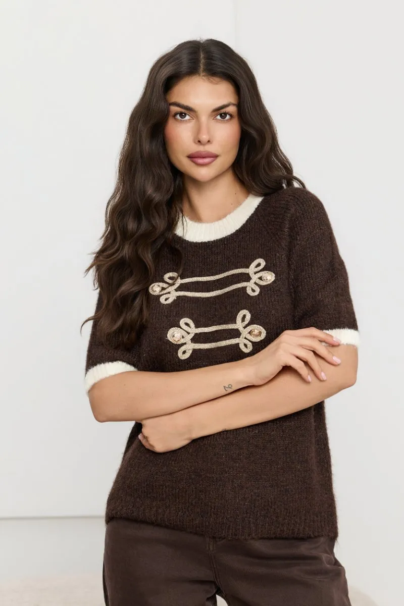 Sweter z ozdobnymi haftkami i guzikami