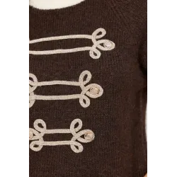 Sweter z ozdobnymi haftkami i guzikami