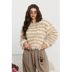 Puszysty sweter z frędzlami