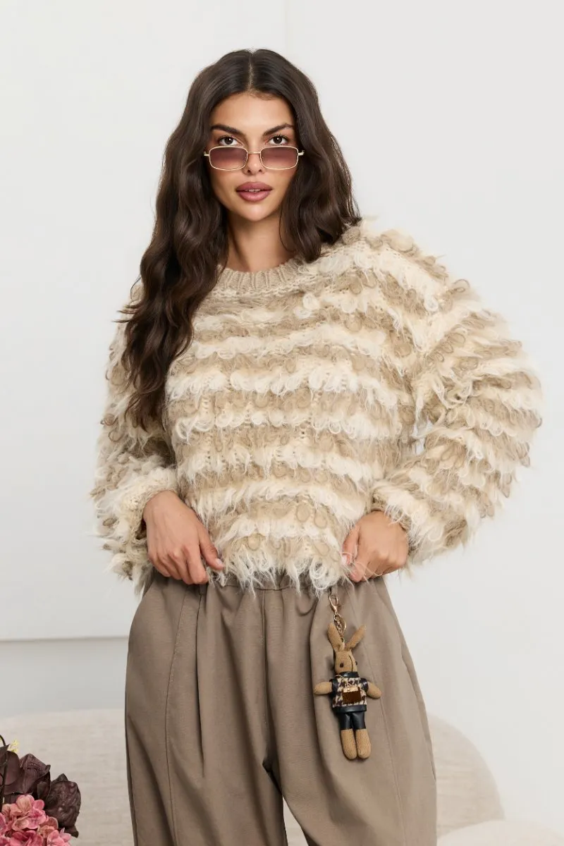Puszysty sweter z frędzlami