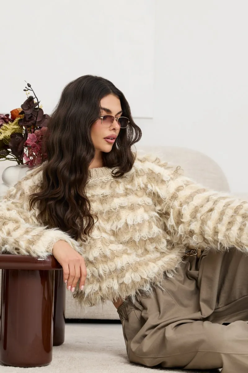 Puszysty sweter z frędzlami