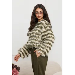 Puszysty sweter z frędzlami